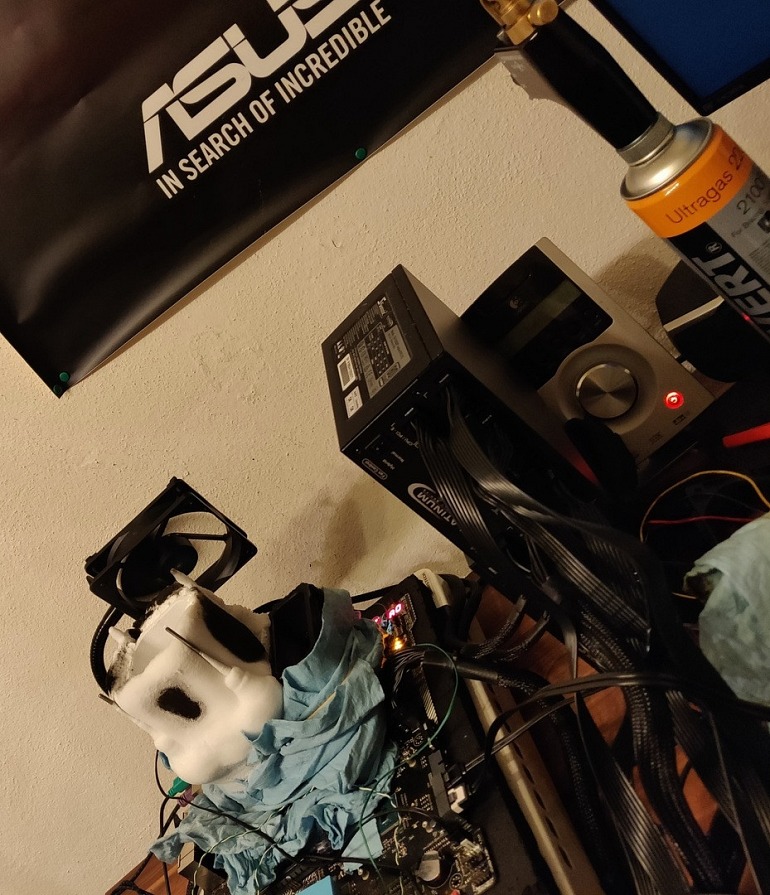 Un overclocker lleva el i7-8700K a los 7,34 GHz y bate un récord mundial Un overclocker lleva el i7-8700K a los 7,34 GHz y bate un récord mundial