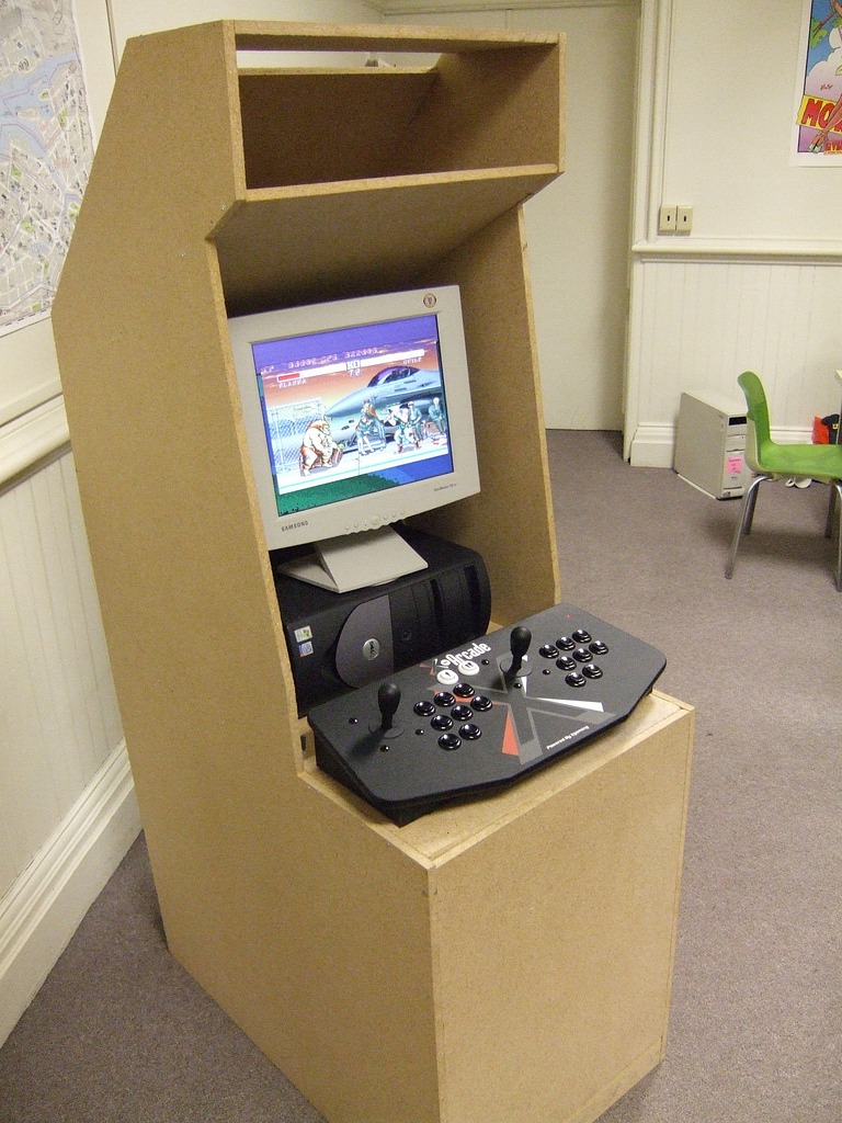Si tenemos la posibilidad de trabajar con madera, la capacidad de pedir un encargo a un profesional y, sobre todo, el espacio para ubicar el mueble, podemos tener nuestra propia retro-arcade en casa con cierta facilidad. Este es un buen ejemplo de un esqueleto sobre el que construirla. Si tenemos la posibilidad de trabajar con madera, la capacidad de pedir un encargo a un profesional y, sobre todo, el espacio para ubicar el mueble, podemos tener nuestra propia retro-arcade en casa con cierta facilidad. Este es un buen ejemplo de un esqueleto sobre el que construirla.