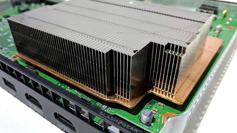La refrigeración de Xbox One X es muy superior a la de la consola original. Imagen: SlashGear. La refrigeración de Xbox One X es muy superior a la de la consola original. Imagen: SlashGear.