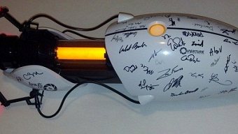 Portal: Valve subasta un arma de portales firmada en Ebay para obras de caridad
