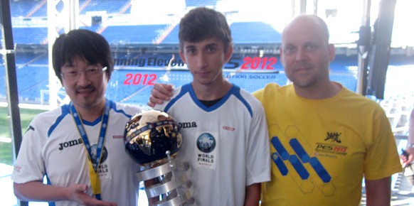 En el centro de la imagen PaUU24, el jugador español que se ha proclamado campeón mundial de PES 2012 de esta edición.