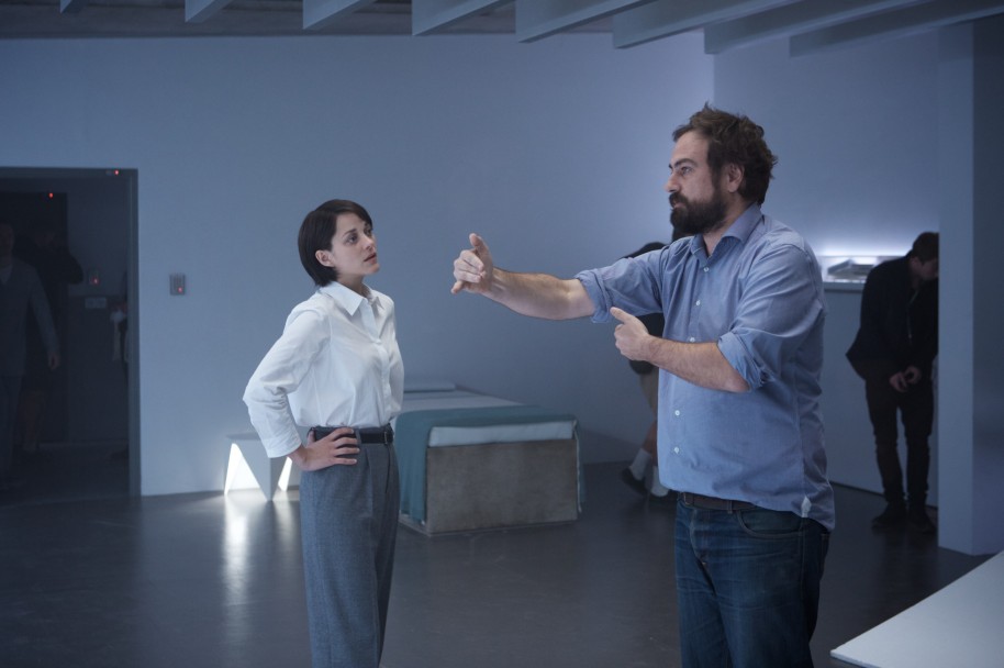 Justin Kurzel y Marion Cotillard, director y actriz, compartiendo ideas de la película.