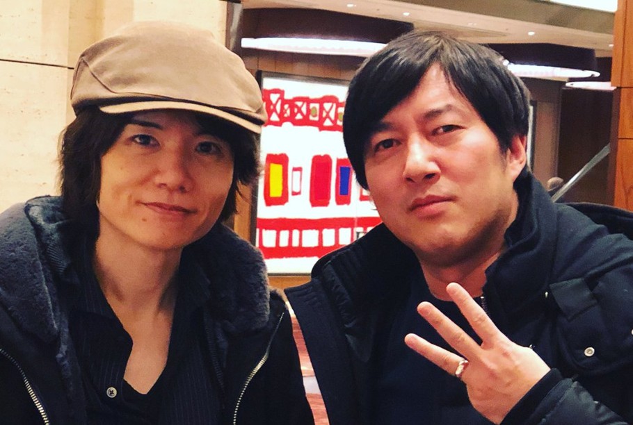 Es fácil ver a Suda 51 hacerse fotos con otros creadores, en este caso Masahiro Sakurai, responsable de la saga Smash Bros.