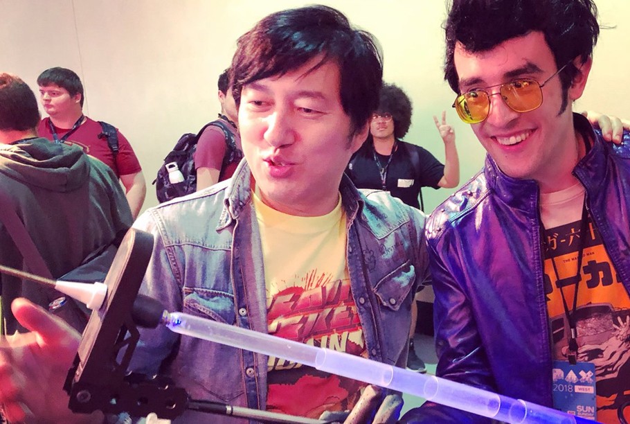 Suda 51 es uno de los creadores más carismáticos. Aquí le vemos con un cosplayer de Travis en la Penny Arcade Expo.