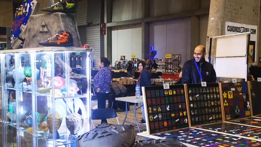 La venta de merchandising es, ahora, uno de las principales fuentes de ingresos de las tiendas.