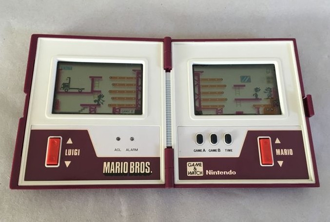 Las máquinas Game & Watch suponían una forma de aprovechar tecnología barata para crear algo completamente novedoso. Era el pensamiento lateral aplicado por Yokoi.