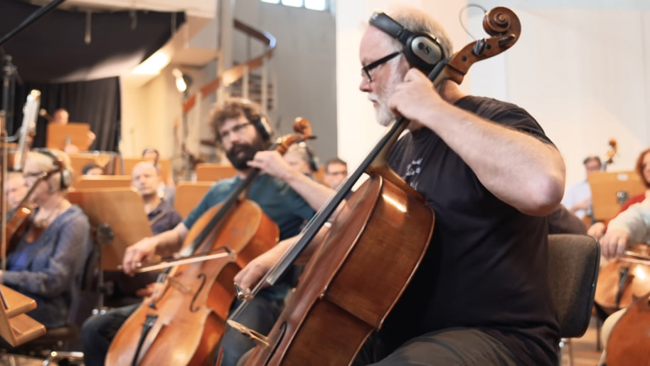 Momento de grabación de sonidos y banda sonora de FFVII Remake y Anno 1880 respectivamente.