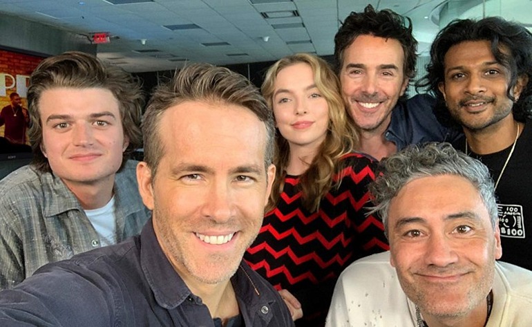 Ryan Reynolds con compañeros del reparto de Free Guy. Ryan Reynolds con compañeros del reparto de Free Guy.